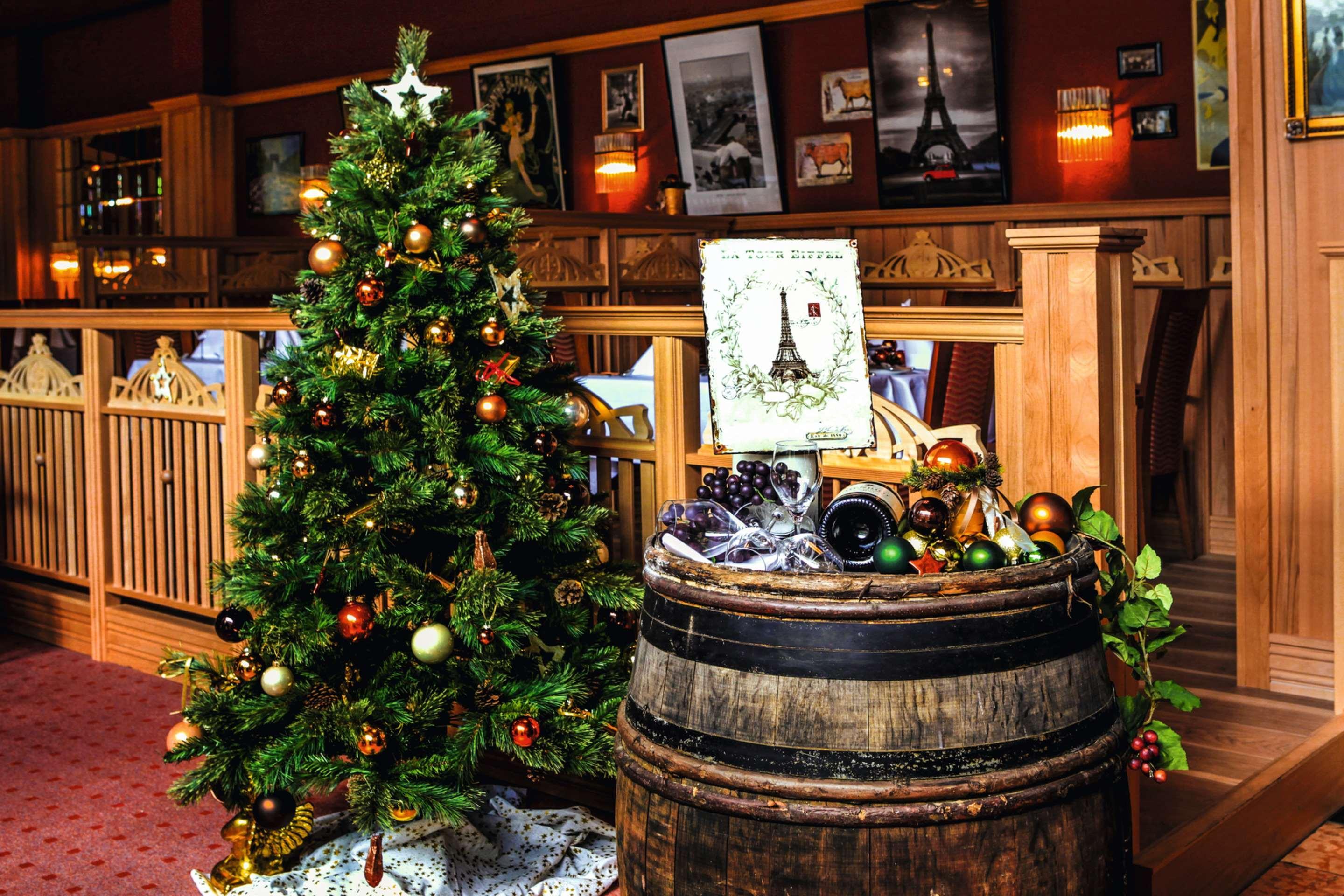 Steigenberger Hotel & Spa Bad Pyrmont Eksteriør billede Christmas tree at the entrance of the wine museum